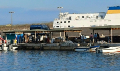 Des migrants débarquent le jeudi 14 août sur le port de Lampedusa du navire qui les a secourus après le naufrage de leur embarcation au large de la petite île italienne, qui a fait au moins 27 morts ( ANSA / -STR )