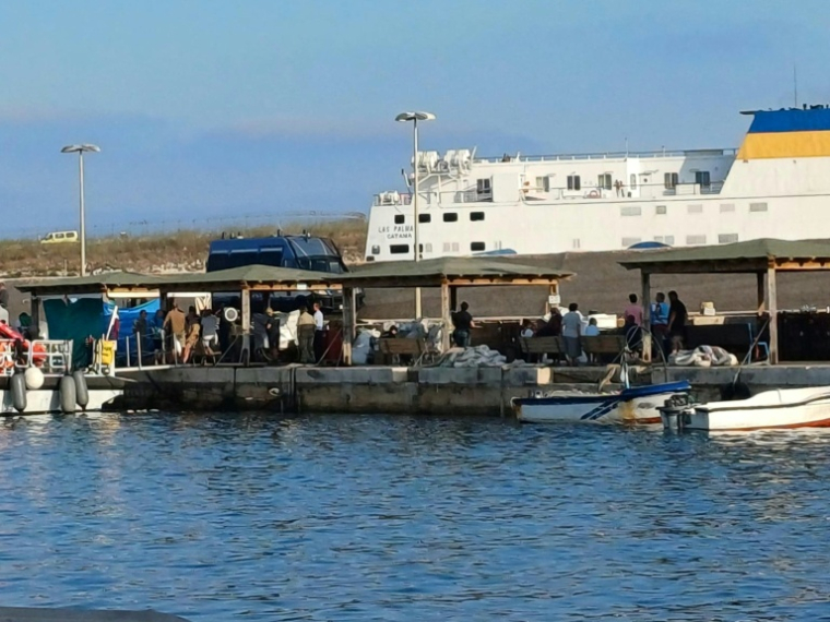 Des migrants débarquent le jeudi 14 août sur le port de Lampedusa du navire qui les a secourus après le naufrage de leur embarcation au large de la petite île italienne, qui a fait au moins 27 morts ( ANSA / -STR )