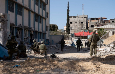 Des soldats israéliens dans un lieu indiqué comme l'hôpital Nasser à Gaza
