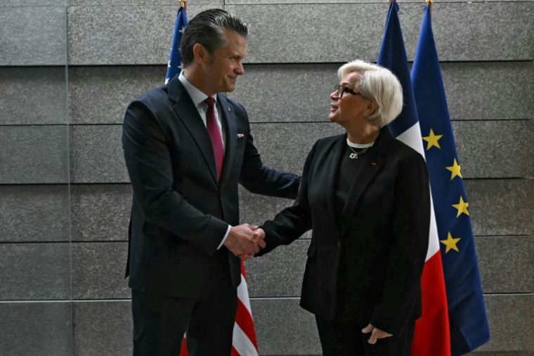 La ministre française des Armées Catherine Vautrin (D) et le secrétaire américain à la Défense Pete Hegseth, le 6 juin 2026 à à Colleville-sur-mer, dans le Calvados   ( AFP / LOU BENOIST )