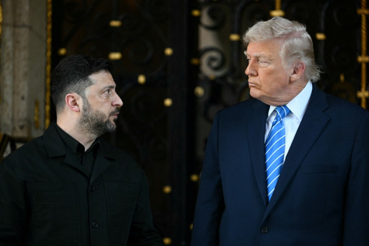 Volodymyr Zelensky et Donald Trump, à Palm Beach, le 28 décembre 2025 ( AFP / JIM WATSON )
