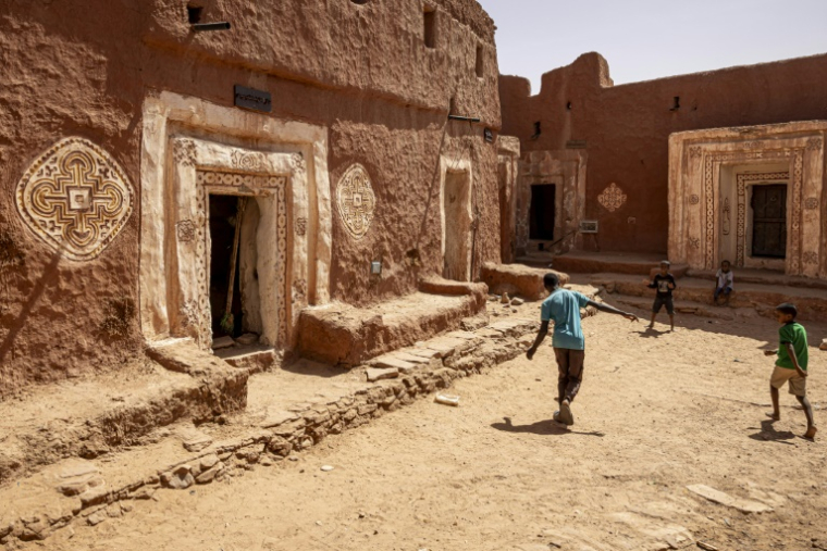 Des enfants jouent dans la ville médiévale de Oualata, le 4 avril 2025, en Mauritanie ( AFP / PATRICK MEINHARDT )