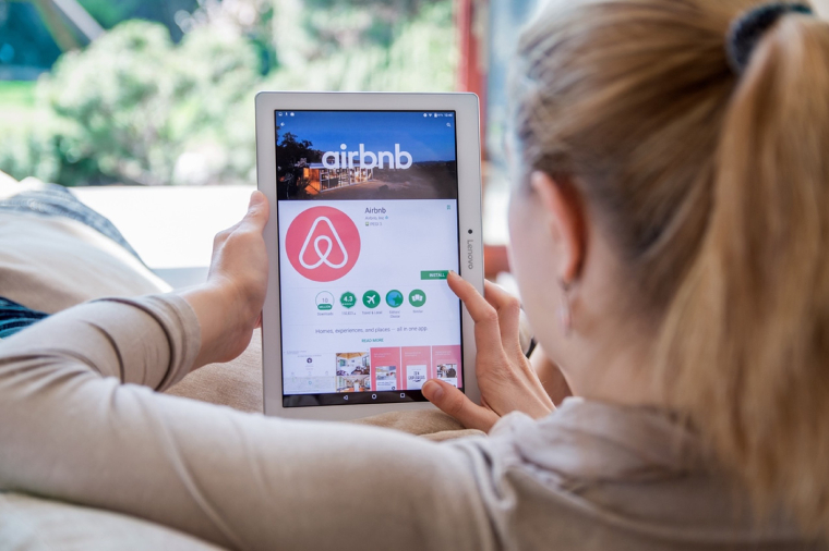 Le développement des plateformes numériques de type Airbnb a conduit à une explosion des locations de courte durée et accentué les déséquilibres sur certains marchés locaux du logement (Crédit photo : Shutterstock)