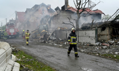 Des pompiers sur les lieux d'une attaque russe qui a endommagé des maisons près de Kiev, en Ukraine, le 25 mai 2025 ( AFP / Sergei SUPINSKY )