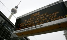 Un panneau annonce une grève générale des transports publics allemands à Berlin, le 2 février 2025 ( AFP / John MACDOUGALL )
