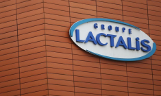 Le logo du Groupe Lactalis est visible sur le siège du groupe laitier français Lactalis à Laval