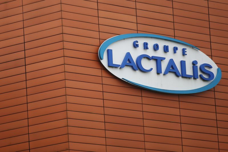 Le logo du Groupe Lactalis est visible sur le siège du groupe laitier français Lactalis à Laval