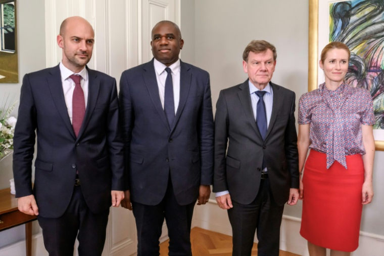 (De G à D) Les ministres des Affaires étrangères français Jean-Noël Barrot, britannique David Lammy, et allemand Johann Wadephul et la haute représentante de l'Union européenne pour les Affaires étrangères, Kaja Kallas, à Genève, le 20 juin 2025 ( POOL / Fabrice COFFRINI )