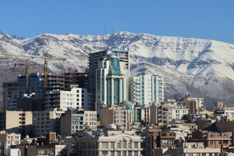 Vue de Téhéran avec en arrière-plan les hauteurs enneigées du massif de l'Alborz, le 29 décembre 2025 ( AFP / ATTA KENARE )