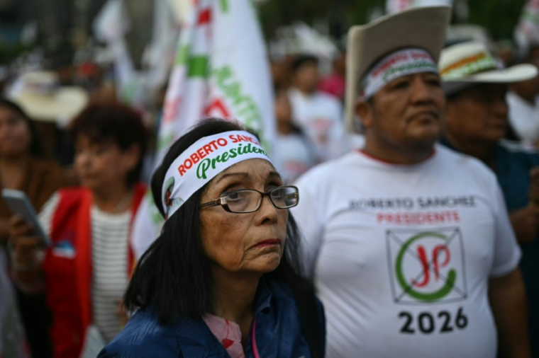 Des partisans du candidat à la présidentielle péruvienne Roberto Sanchez attendent le début de son meeting de clôture de campagne à Lima, le 4 juin 2026 ( AFP / ERNESTO BENAVIDES )