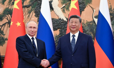Photo diffusée par l'agence de presse russe Sputnik montrant le président russe Vladimir Poutine (g) et le président chinois Xi Jinping lors d'une rencontre au Palais de l'Assemblée du Peuple à Pékin, le 2 septembre 2025 ( POOL / Sergey Bobylev )