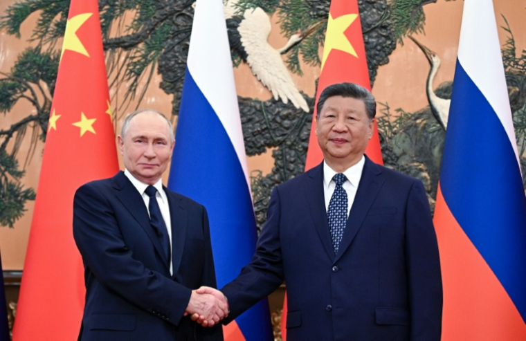 Photo diffusée par l'agence de presse russe Sputnik montrant le président russe Vladimir Poutine (g) et le président chinois Xi Jinping lors d'une rencontre au Palais de l'Assemblée du Peuple à Pékin, le 2 septembre 2025 ( POOL / Sergey Bobylev )
