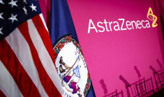Les drapeaux des États-Unis et de l'État de Virginie se trouvent à côté du logo d'AstraZeneca à Washington, D.C.