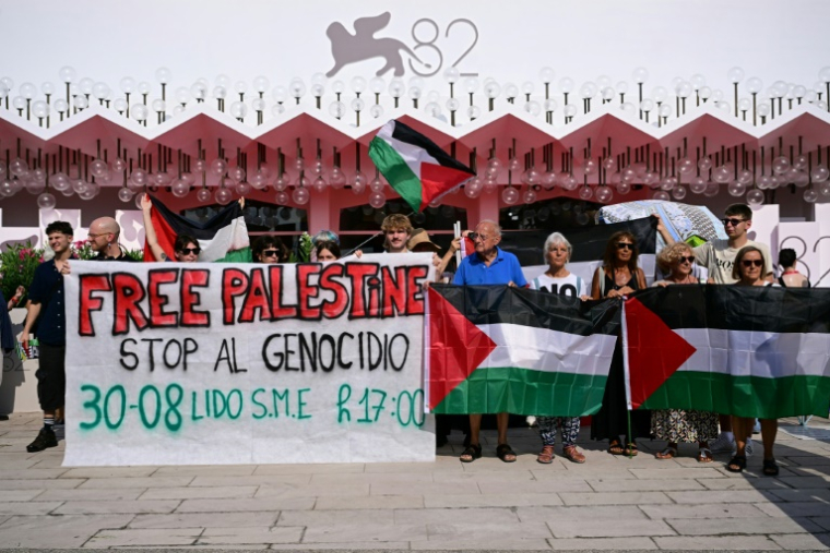 Une banderole "Libérez la Palestine - Stop au génocide" appellent à une manifestation en soutien au peuple palestinien le 30 août 2025, avant la cérémonie d'ouverture de la 82e Mostra de Venise, le 27 août 2025 ( AFP / Tiziana FABI )
