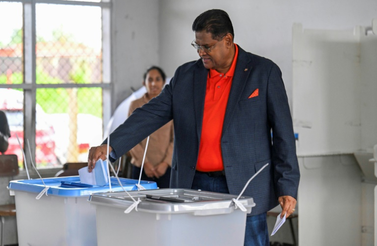 Le président sortant Chan Santokhi vote lors des élections législatives à Paramaribo, le 25 mai 2025 au Suriname ( AFP / Juan BARRETO )