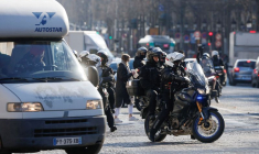 UN "CONVOI DE LA LIBERTÉ" DÉFILE DANS PARIS
