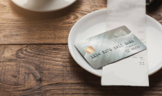 Fin de l'imposition pour les pourboires par carte bancaire - iStock-Prostock-Studio