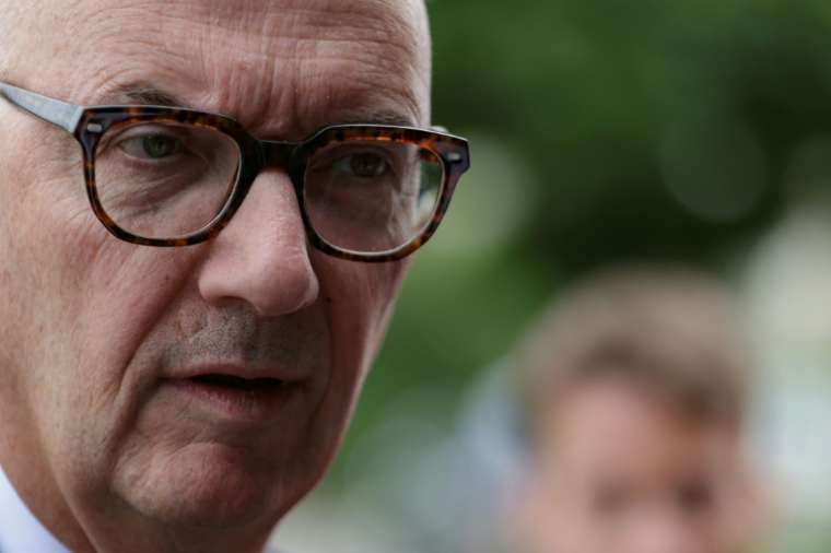 Le ministre français de l'Economie, Roland Lescure, s'adresse aux journalistes à son arrivée à Sens, au sud-est de Paris, le 29 août 2026 ( AFP / ROMEO BOETZLE )