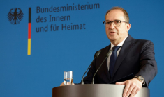Le ministre allemand de l'Intérieur, Alexander Dobrindt, ors d'une conférence de presse, après que les autorités allemandes ont lancé plusieurs raids contre le réseau extrémiste et dissous "Royaume d'Allemagne", le 13 mai 2025 à Berlin ( AFP / Odd ANDERSEN )