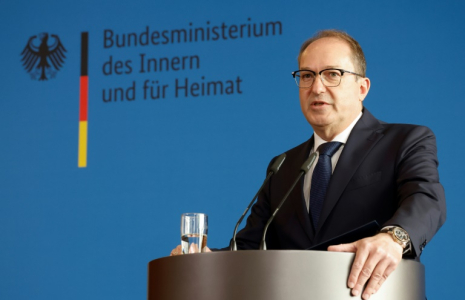 Le ministre allemand de l'Intérieur, Alexander Dobrindt, ors d'une conférence de presse, après que les autorités allemandes ont lancé plusieurs raids contre le réseau extrémiste et dissous "Royaume d'Allemagne", le 13 mai 2025 à Berlin ( AFP / Odd ANDERSEN )