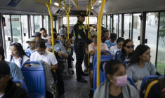 Un policier à bord d'un bus dans le district populaire de San Juan de Lurigancho, le 8 avril 2026 à Lima ( AFP / ERNESTO BENAVIDES )