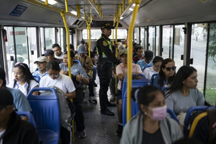 Un policier à bord d'un bus dans le district populaire de San Juan de Lurigancho, le 8 avril 2026 à Lima ( AFP / ERNESTO BENAVIDES )