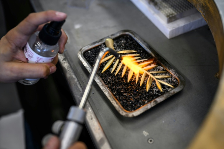 Un artisan lors d'une démonstration de la fabrication de la Palme d'or de Cannes, le 21 avril 2026, dans un atelier de la maison Chopard à Meyrin, près de Genève  ( AFP / Fabrice COFFRINI )
