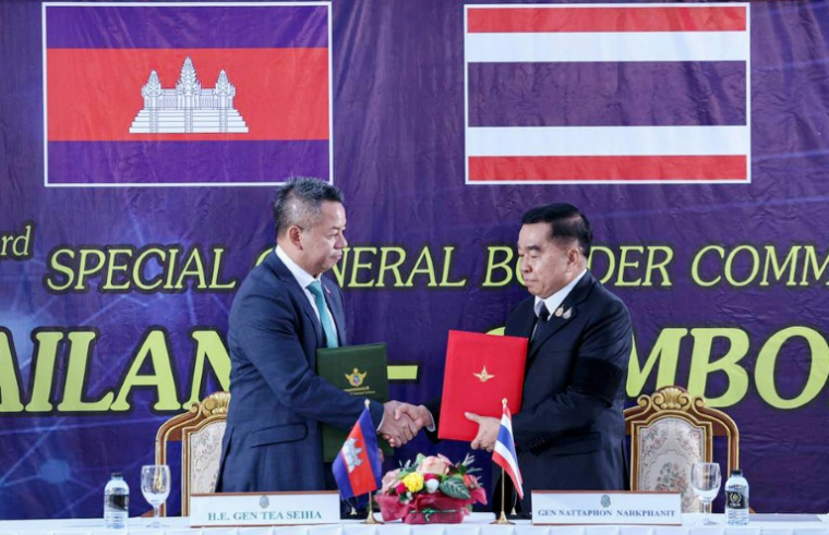 Les ministres de la Défense du Cambodge, Tea Seiha (g), et de la Thaïlande, Nattaphon Narkphanit (d), le 27 décembre 2025 dans la province de Chanthaburi, en Thaïlande ( Agence Kampuchea Press (AKP) / Handout )