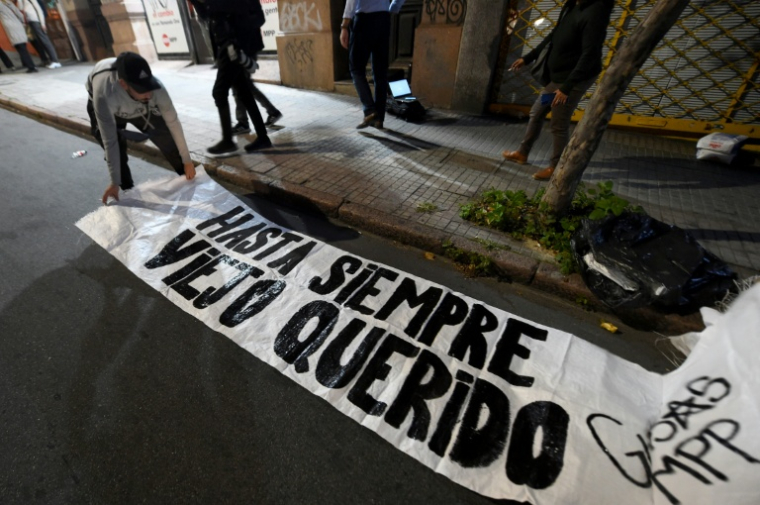 Une banderole en hommage à l'ancien président uruguayen José "Pepe" Mujica décédé clame "Adieu, à tout jamais, l'ami", le 13 mai 2025 à Montevideo ( AFP / DANTE FERNANDEZ )