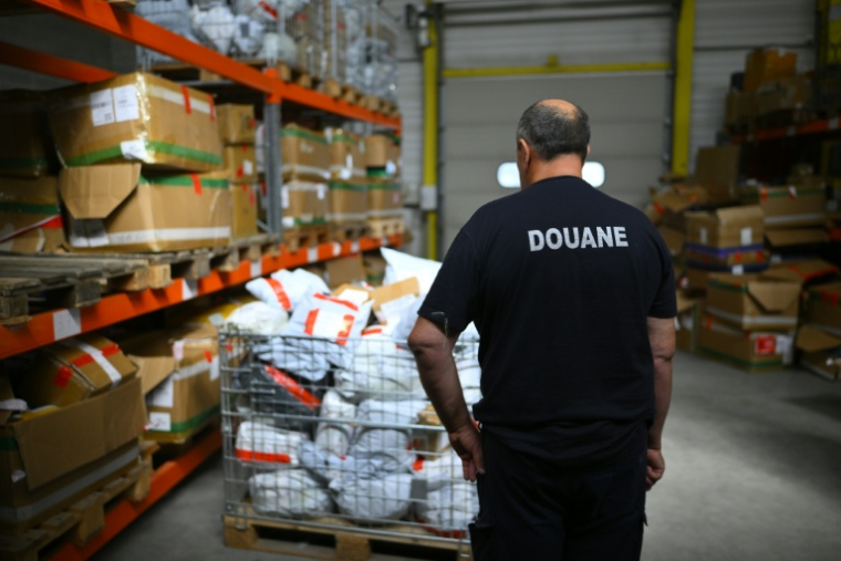 A partir de mercredi, les petits colis importés dans l'UE, jusqu'ici exemptés de droits de douane, seront soumis à une nouvelle taxe européenne ( AFP / JOHN THYS )