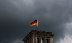 Un drapeau allemand au sommet du bâtiment du Reichstag à Berlin