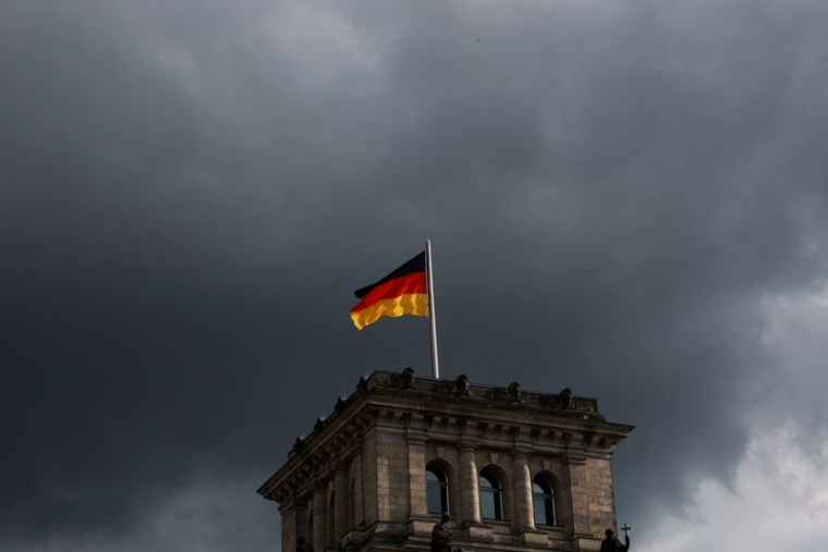 Un drapeau allemand au sommet du bâtiment du Reichstag à Berlin
