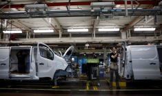 Des employés travaillent dans une usine automobile à Sandouville, près du Havre