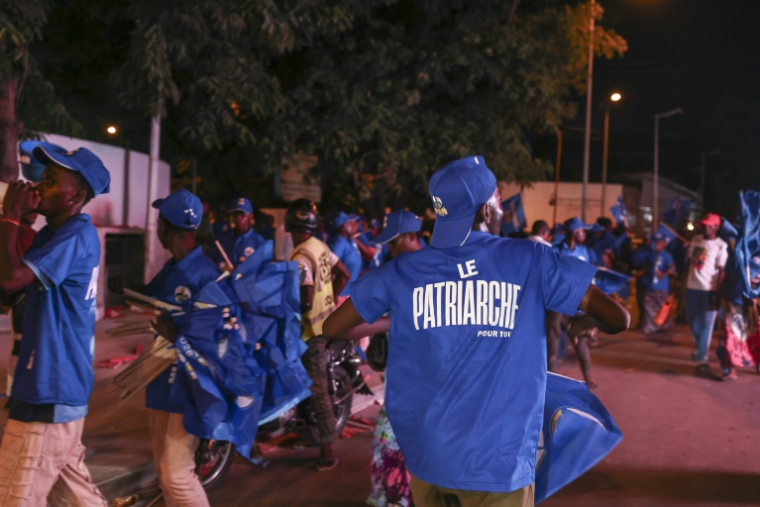 Des partisans du Parti Congolais du Travail (PCT) du président congolais Denis Sassou Nguesso célèbrent sa réélection à Brazzaville le 17 mars 2026 ( AFP / Daniel BELOUMOU OLOMO )