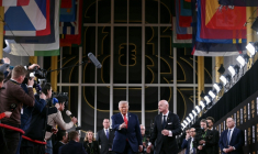 (Le président américain Donald Trump (g) et le président de la Fifa Gianni Infantino sur le tapis rouge à leur arrivée au Kennedy Center, à Washington, pour le tirage au sort de la Coupe du monde de football de la Fifa 2026, le 5 décembre 2025 ( AFP / Brendan SMIALOWSKI )