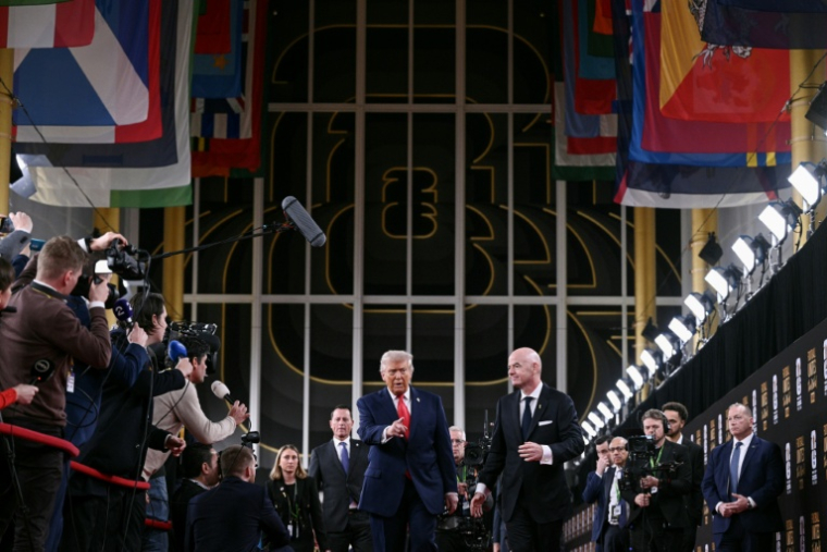 (Le président américain Donald Trump (g) et le président de la Fifa Gianni Infantino sur le tapis rouge à leur arrivée au Kennedy Center, à Washington, pour le tirage au sort de la Coupe du monde de football de la Fifa 2026, le 5 décembre 2025 ( AFP / Brendan SMIALOWSKI )