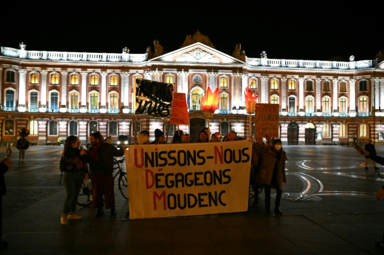 Des manifestants appelent à l'union des gauches pour le second tour à Toulouse le 15 mars 2026 ( AFP / Matthieu RONDEL )