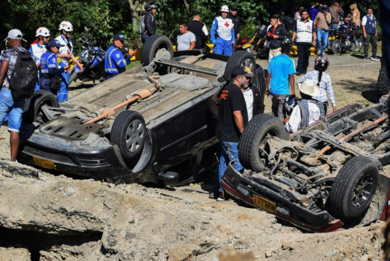 Le site d'un attentat à la bombe sur une route à  El Tunel, dans le sud-ouest de la Colombie, le 25 avril 2026  ( AFP / Francisco Calderon )