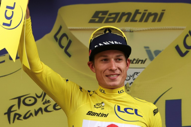 Jasper Philipsen avec le maillot jaune à l'issue de la première étape du Tour de France, qu'il a remportée, le 5 juillet 2025 à Lille ( AFP / Anne-Christine POUJOULAT )