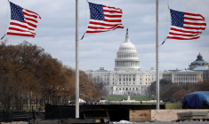 Photo d'illustration de drapeaux américains devant le Capitole