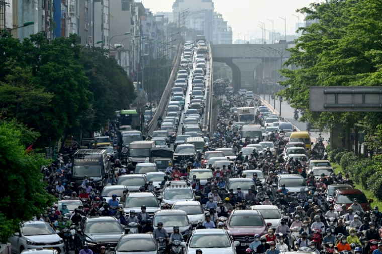 Engorgement dans une rue de Hanoi, le 17 juillet 2025  ( AFP / Nhac NGUYEN )