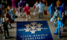 Plusieurs organisations familiales s'inquiètent des pistes d'économies sur les politiques familiales proposées dans un rapport commandé par le gouvernement, estimant qu'elles pénaliseraient les familles ( AFP / PHILIPPE HUGUEN )