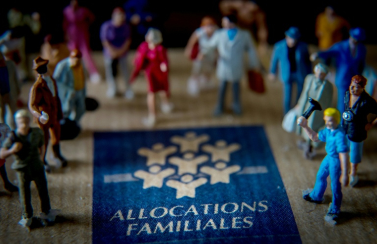 Plusieurs organisations familiales s'inquiètent des pistes d'économies sur les politiques familiales proposées dans un rapport commandé par le gouvernement, estimant qu'elles pénaliseraient les familles ( AFP / PHILIPPE HUGUEN )