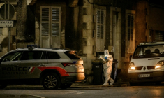 La police scientifique après une explosion dans une agence d'assurances à Montluçon le 10 novembre 2025 ( AFP / Jeff PACHOUD )