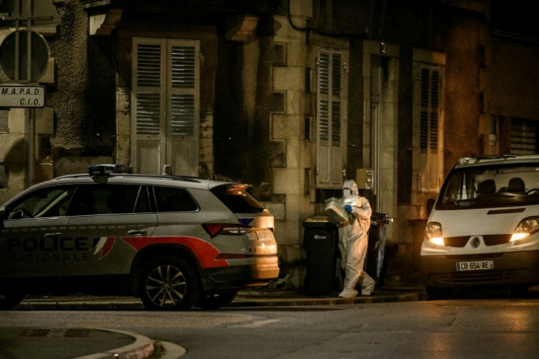 La police scientifique après une explosion dans une agence d'assurances à Montluçon le 10 novembre 2025 ( AFP / Jeff PACHOUD )