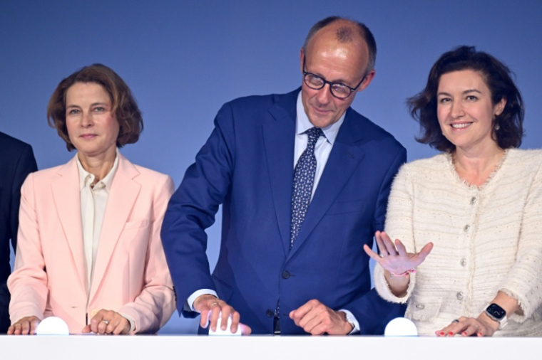 Astrid Lambrecht (à gauche), PDG du centre de recherches de Jülich, le chancelier allemand Friedrich Merz (au centre) et la ministre allemande de la Recherche Dorothee Baer (à droite), lors de l'inauguration du superordinateur Jupiter, le 5 septembre 2025 à Jülich (Allemagne) ( AFP / INA FASSBENDER )