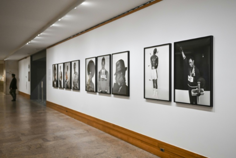 Des oeuvres du photographe camerouno-nigérian Samuel Fosso exposées au Metropolitan Museum de New York, le 28 mai 2025 ( AFP / ANGELA WEISS )