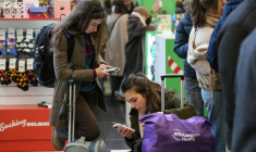 Des passagers vérifiant le "statut" de leur train sur leurs téléphones à la gare de Saint Pancras à Londres, le 30 décembre 2025, après l'annulation de plusieurs trains eurostar dûe à des problèmes techniques sous le tunnel sous la Manche ( AFP / CARLOS JASSO )