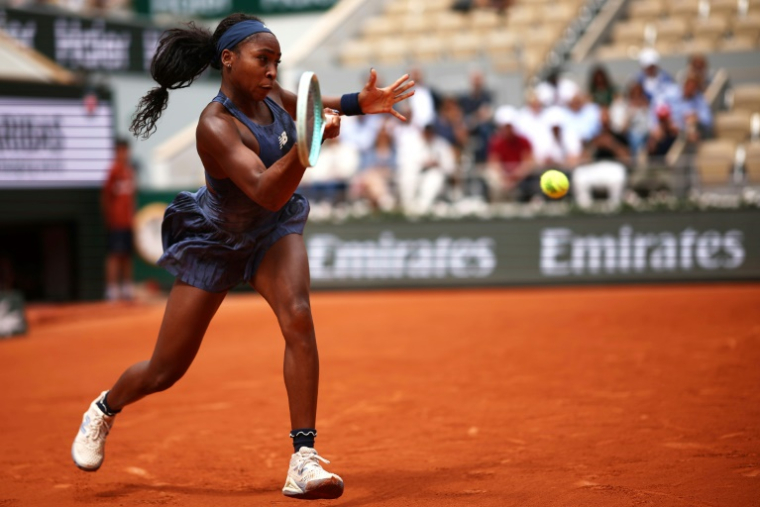 L'Américaine Coco Gauff, N.2 mondiale, en huitièmes de finale de Roland-Garros contre la Russe Ekaterina Alexandrova le 2 juin 2025 à Paris ( AFP / Anne-Christine POUJOULAT )