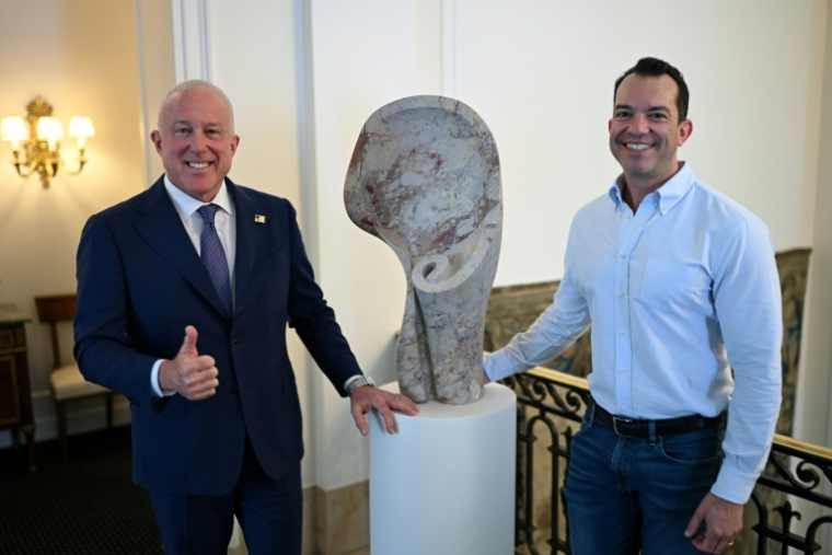 Bill White, ambassadeur des Etats-Unis en Belgique avec son époux Bryan Eure, lors d'une interview à Bruxelles, le 17 avril 2026 ( AFP / Nicolas TUCAT )